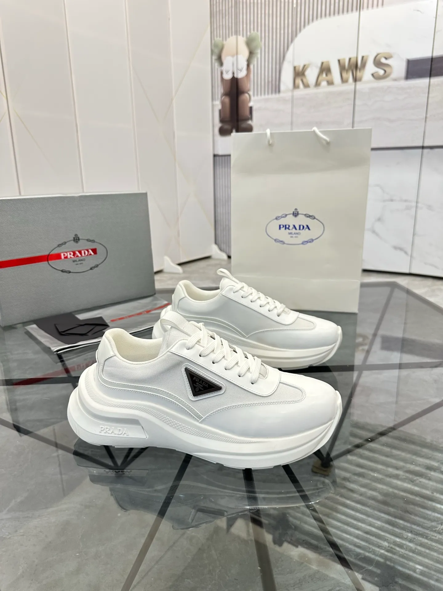 Men's shoes: 💰P680¥ High-end top quality Product trademark: Prada *"Prada*" low-top casual shoes Regular size: 38-45 (can be customized to 46) Product materials: Upper imported cowhide spliced ​​with breathable mesh, breathable lining, cowhide foot pads, original ultra-light foam outsole. No.: 001